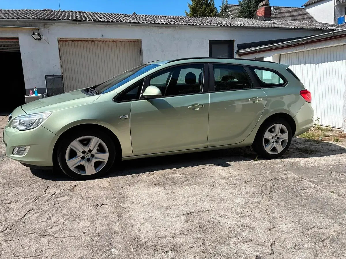 Gebraucht Opel Astra 110 PS (80 kW) 2010 Grün Kombi