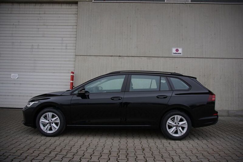 Gebraucht VW Golf VIII 116 PS (85 kW) 2024 Grenadillschwarz metallic Kombi