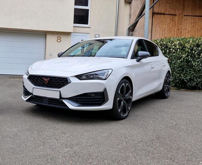 Weiß Gebraucht 2022 Cupra Leon VZ Limousine | 22.999 € (Superpreis) - Bild 1/4