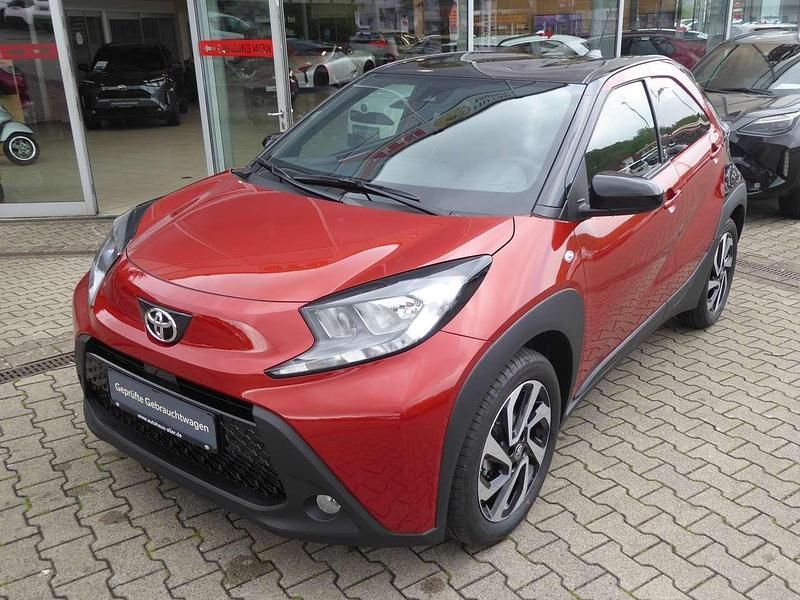 Chilli red / schwarz Gebraucht 2024 Toyota Aygo Team Kleinwagen | 19.490 € (Teuer) - Bild 1/4