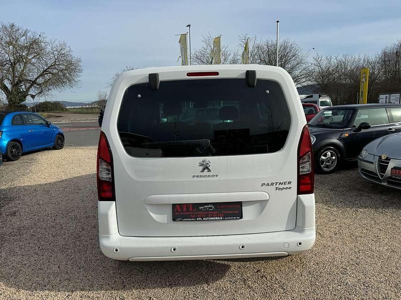 Gebraucht Peugeot Partner Active 99 PS (72 kW) 2017 Weiss banquise/deckende Van / Kleinbus