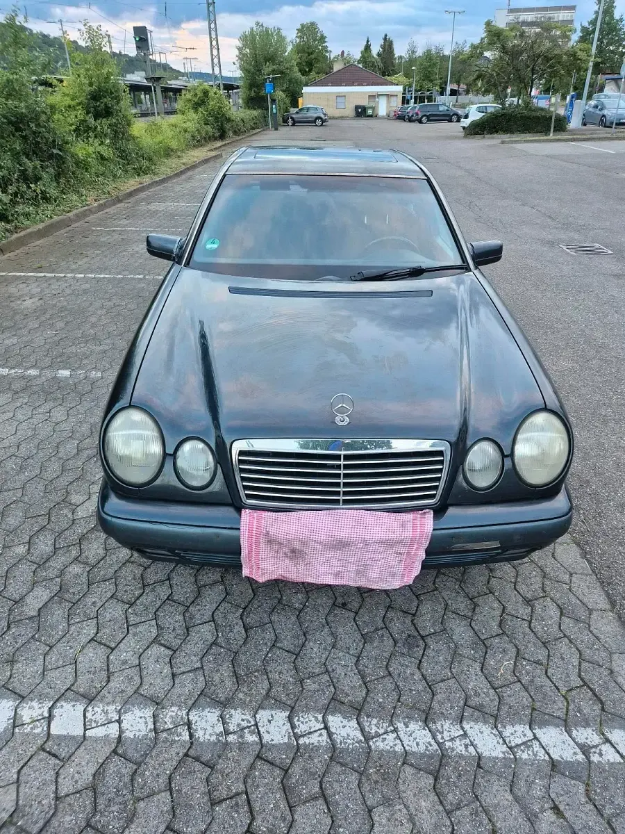 Brugt Mercedes E200 136 HK (100 kW) 1997 Sort Sedan