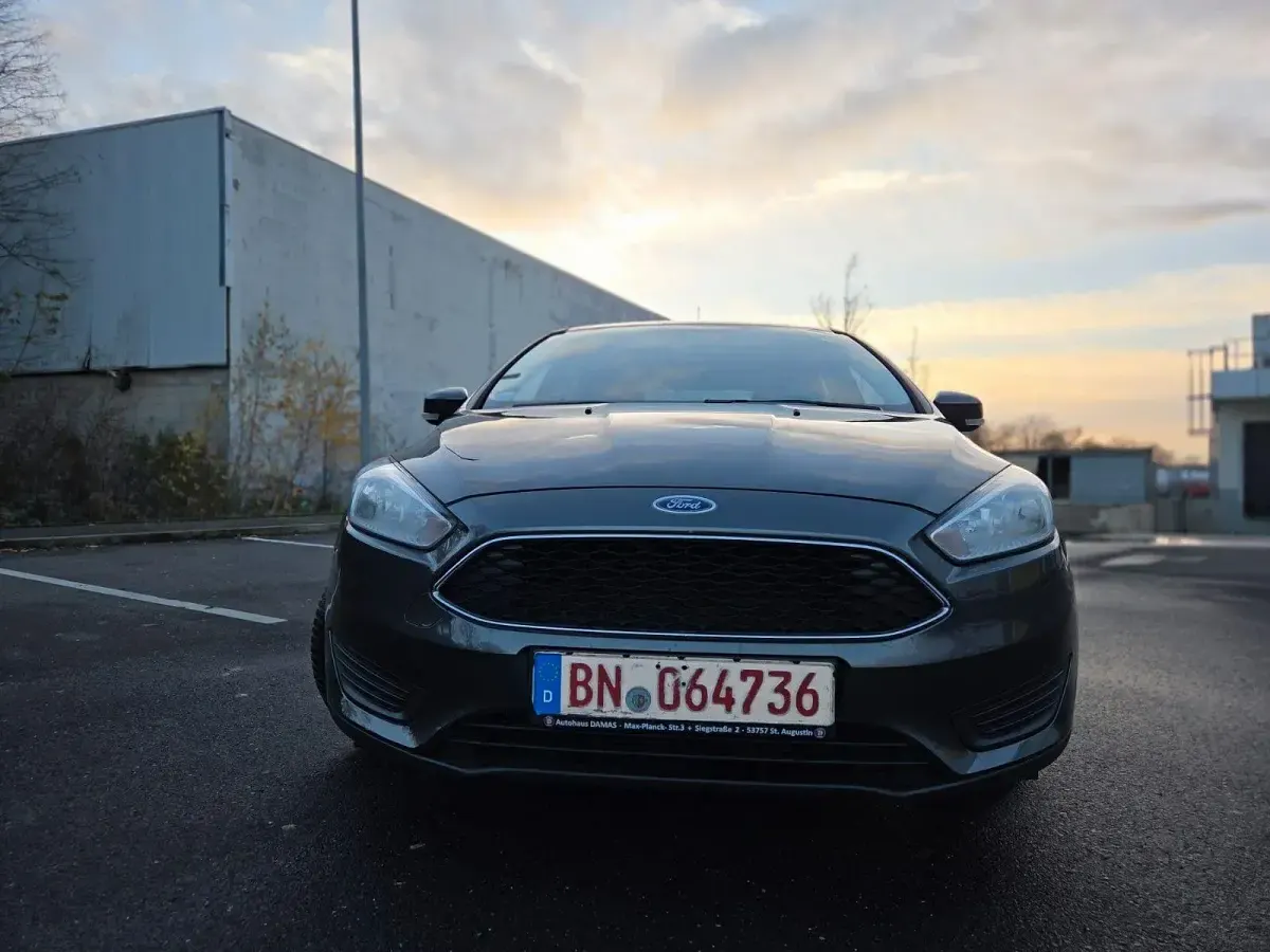 Usado Ford Focus Trend 101 CV (74 kW) 2015 Gris Berlina