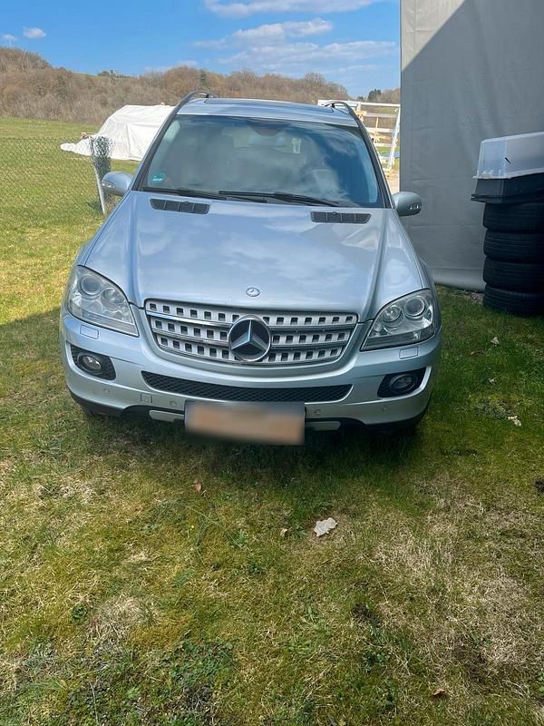 Gebraucht Mercedes ML320 224 PS (164 kW) 2007 Silber SUV