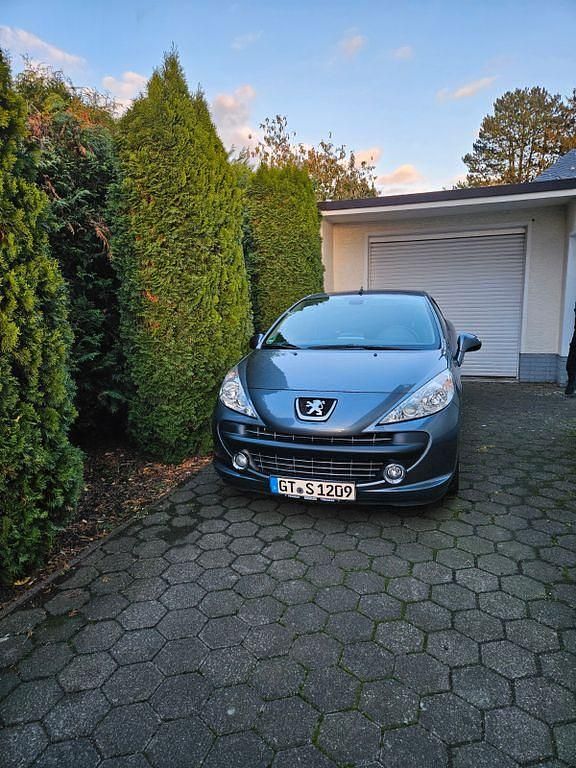 Grau Gebraucht 2008 Peugeot 207 CC Platinum Cabrio | 5.300 € (Etwas zu teuer) - Bild 1/4
