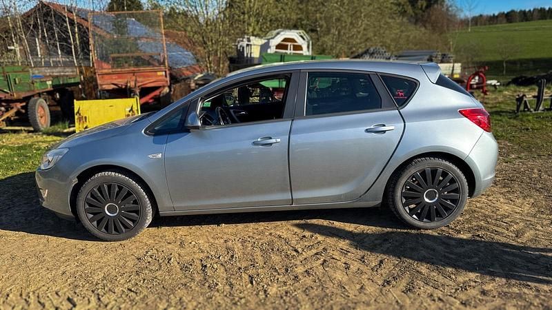 Używany Opel Astra 140 KM (102 kW) 2011 Srebrny Sedan/Limuzyna