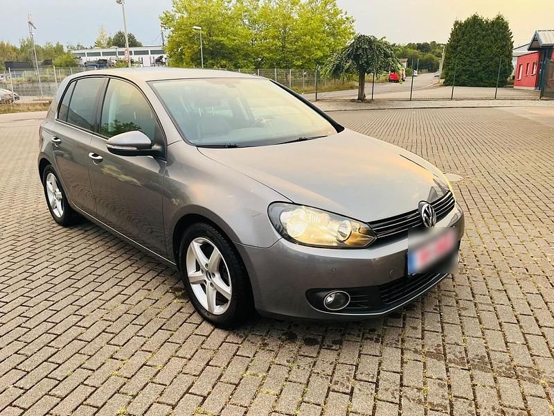 Braun Gebraucht 2011 VW Golf VI Limousine | 6.000 € (Fairer Preis) - Bild 1/4