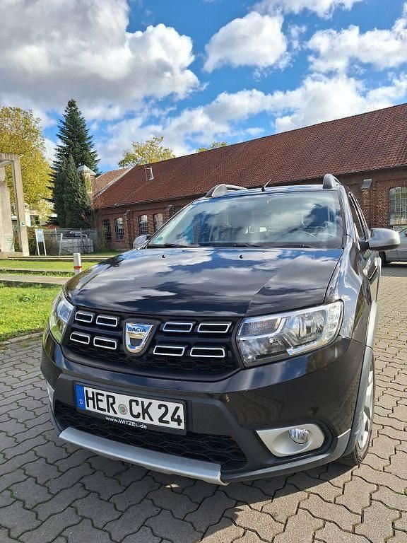 Schwarz Gebraucht 2019 Dacia Sandero Essentiel Kleinwagen | 7.900 € (Fairer Preis) - Bild 1/4