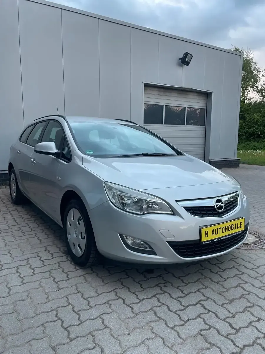 Gebraucht Opel Astra 101 PS (74 kW) 2011 Silber Kombi