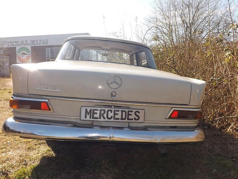 Gebraucht Mercedes 200 54 PS (39 kW) 1967 Weiß Limousine
