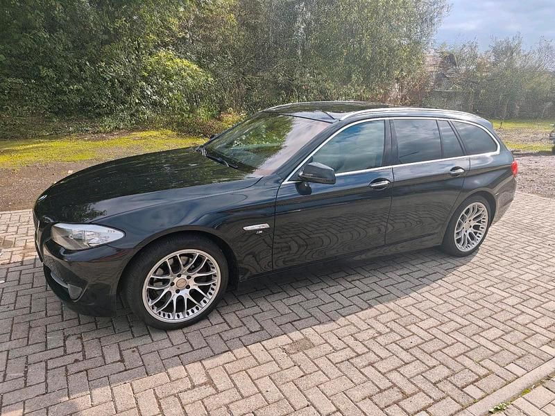 Schwarz Gebraucht 2013 BMW 520 M Sport Kombi | 8.600 € (Superpreis) - Bild 1/4