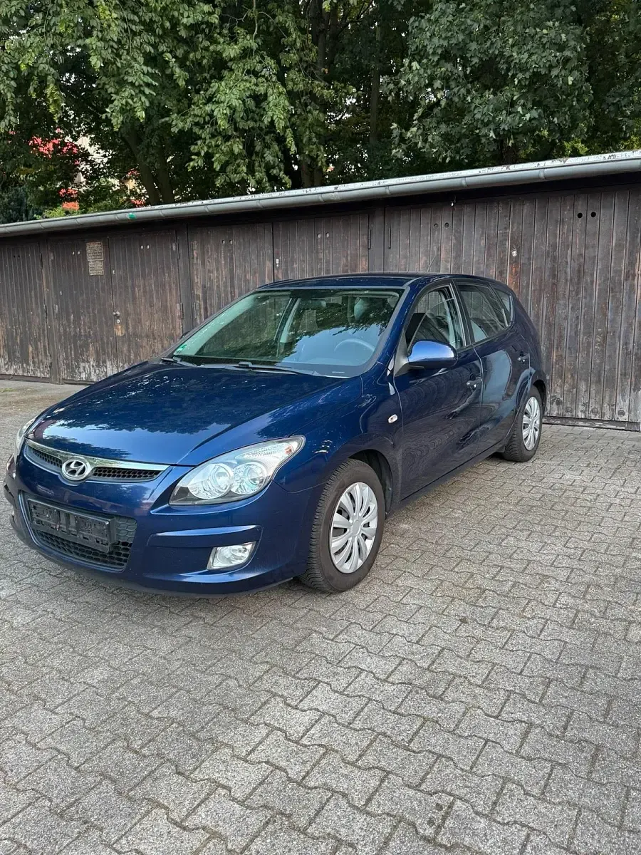 Gebraucht Hyundai i30 122 PS (89 kW) 2009 Blau Kleinwagen
