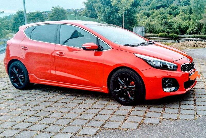 Rot Gebraucht 2015 Kia Ceed GT GT-Line Limousine | 8.200 € - Bild 1/4