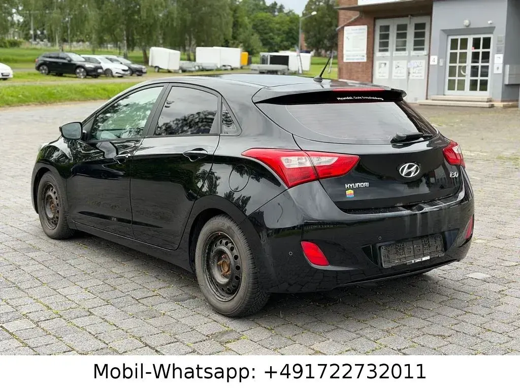 Gebraucht Hyundai i30 Intro Edition 90 PS (66 kW) 2012 Schwarz Limousine