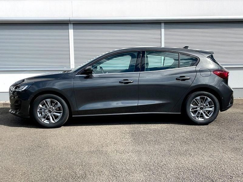 Neu Ford Focus Titanium 155 PS (114 kW) 2025 Grau Limousine