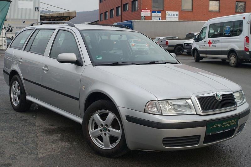 Silber Gebraucht 2007 Skoda Octavia Tour Kombi | 2.990 € (Etwas zu teuer) - Bild 1/4