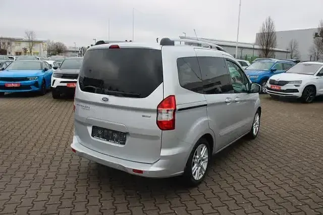 Gebraucht Ford Tourneo Courier Titanium 101 PS (74 kW) 2018 Silber Van / Kleinbus