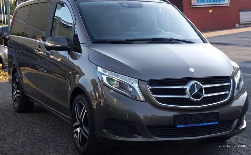 Braun Gebraucht 2015 Mercedes V250 Avantgarde Van / Kleinbus | 29.350 € (Fairer Preis) - Bild 1/4