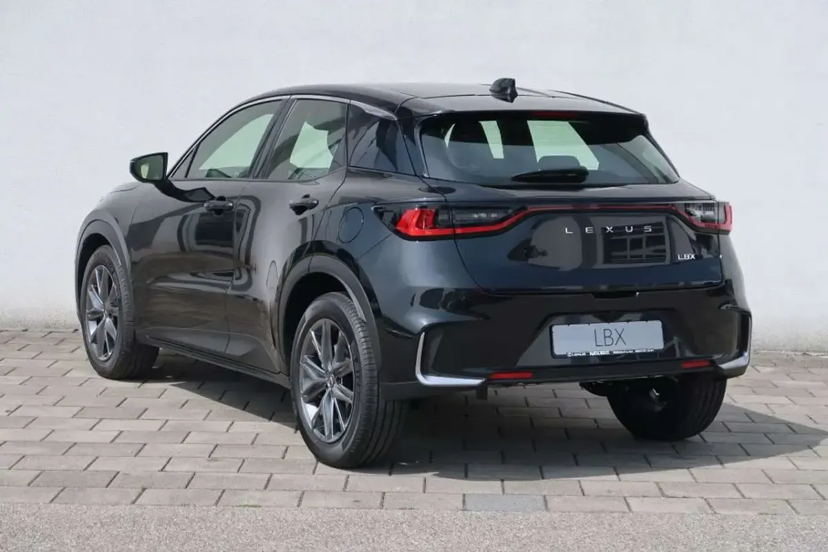 Gebraucht Lexus LBX 136 PS (100 kW) 2025 Mysticschwarz SUV