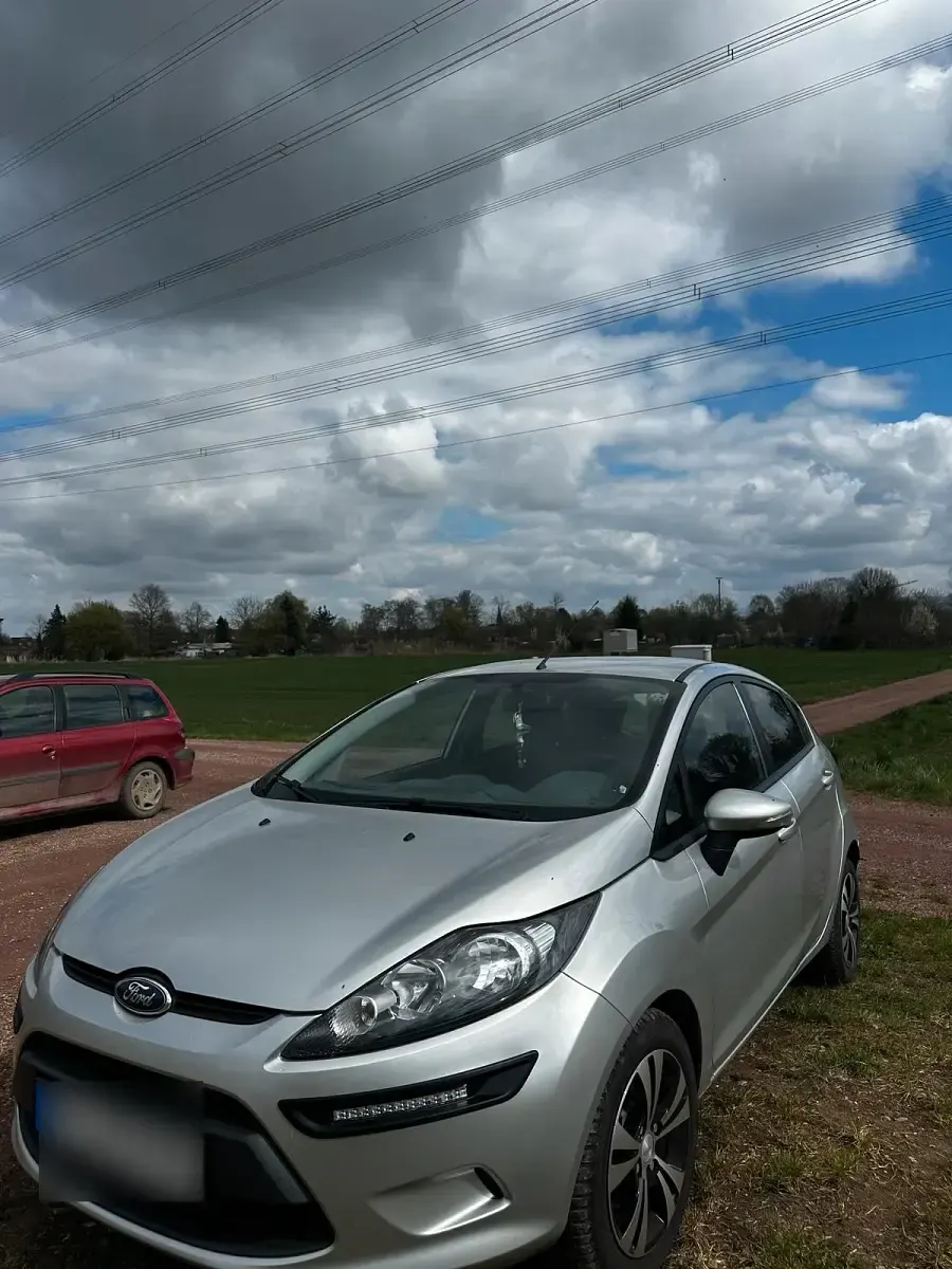 Gebraucht Ford Fiesta 82 PS (60 kW) 2011 Grau Kleinwagen
