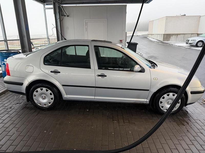 Second-hand VW Bora 101 CP (74 kW) 1999 Argintiu Berlinǎ