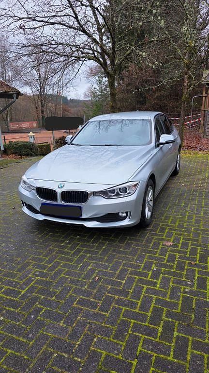 Silber Gebraucht 2012 BMW 320 Limousine | 12.700 € (Fairer Preis) - Bild 1/4