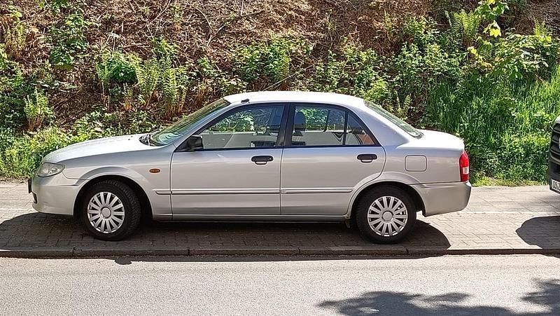 Silber Gebraucht 2001 Mazda 323 Limousine | 1.000 € - Bild 1/4