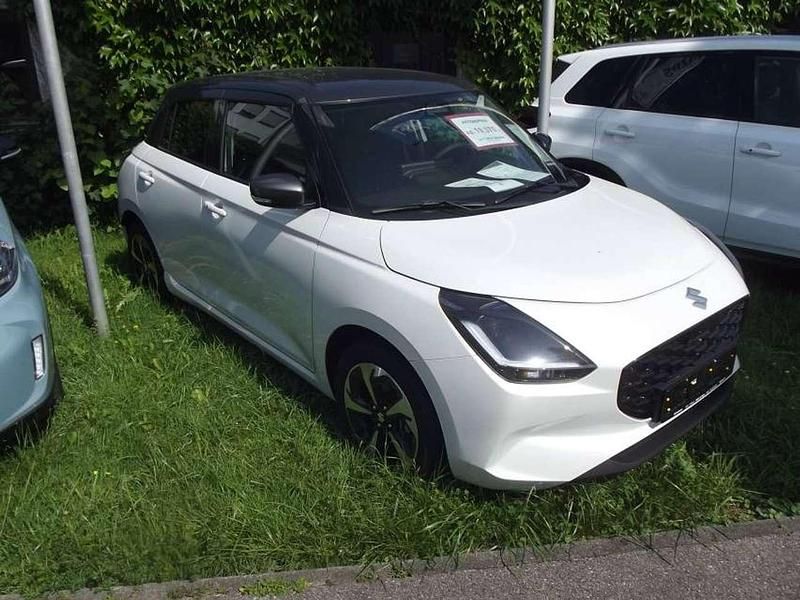 Neu Suzuki Swift Comfort+ 83 PS (61 kW) 2025 Pure white/mineral gray met Kleinwagen