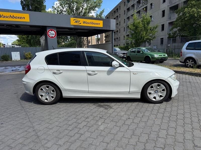 Gebraucht BMW 118 Advantage 143 PS (105 kW) 2011 Weiß Kleinwagen