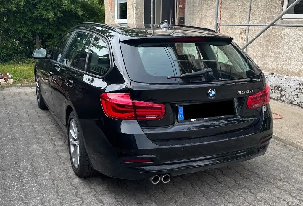 Używany BMW 330 Advantage 258 KM (189 kW) 2017 Czarny Kombi