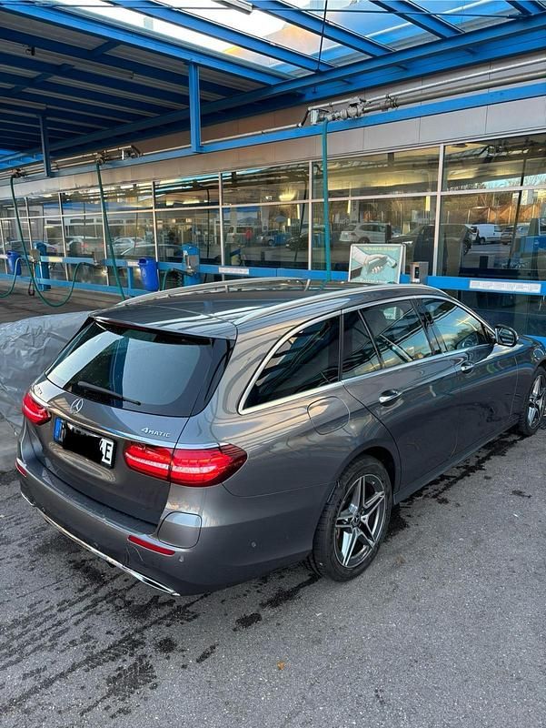 Grau Gebraucht 2022 Mercedes E300 AMG Kombi | 32.800 € (Guter Preis) - Bild 1/4