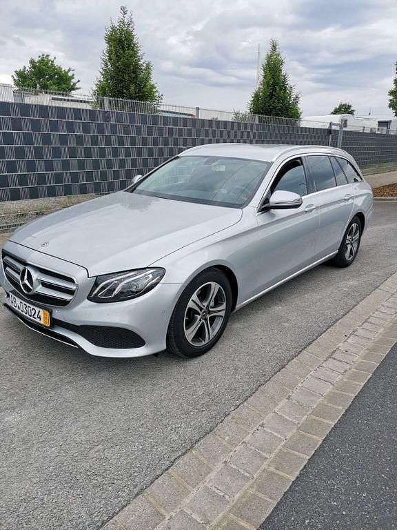 Silber Gebraucht 2018 Mercedes E200 Avantgarde Kombi | 21.990 € (Superpreis) - Bild 1/4