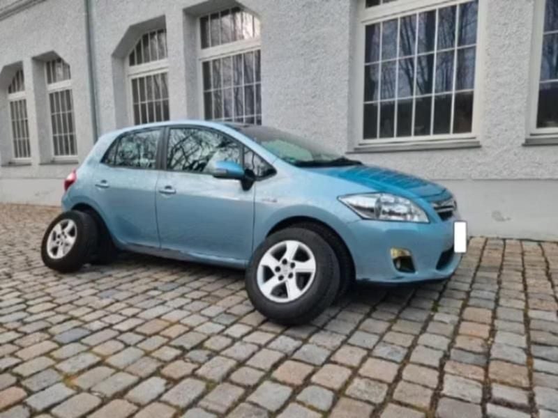 Gebraucht Toyota Auris Hybrid 99 PS (72 kW) 2011 Blau Kleinwagen