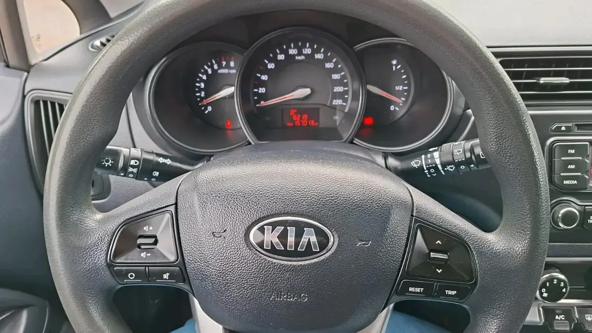 Używany Kia Rio 84 KM (61 kW) 2014 Szary Hatchback