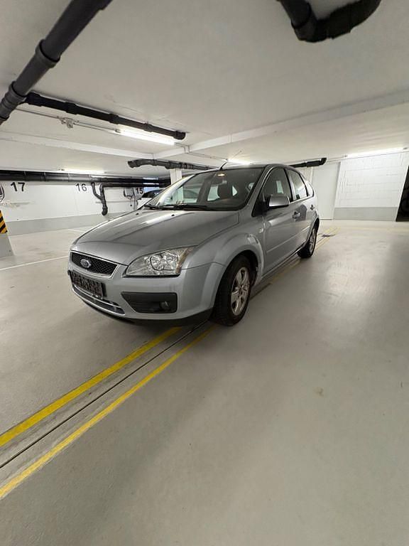 Silber Gebraucht 2005 Ford Focus Ghia Limousine | 800 € (Superpreis) - Bild 1/4