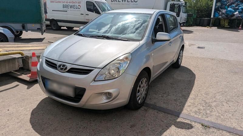 Silber Gebraucht 2010 Hyundai i20 Kleinwagen | 2.250 € - Bild 1/4