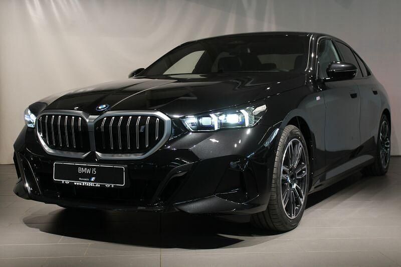 Neu BMW i5 M Sport 250 kW (340 PS) 2025 Saphirschwarz metallic Limousine