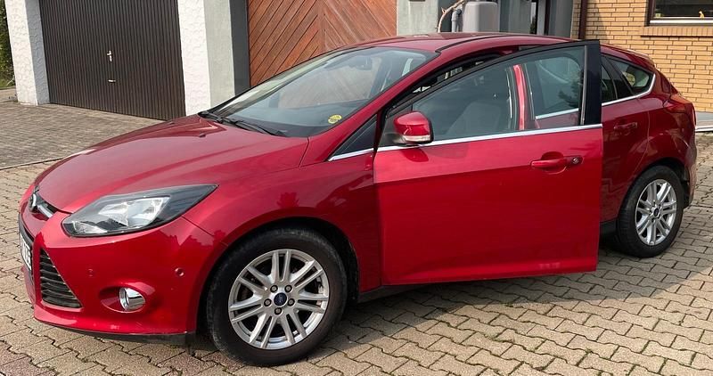 Gebraucht Ford Focus 125 PS (91 kW) 2012 Rot Limousine