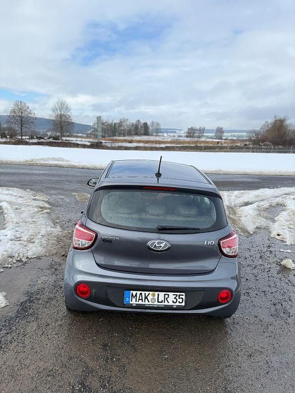 Grau Gebraucht 2018 Hyundai i10 Trend Kleinwagen | 8.500 € (Etwas zu teuer) - Bild 1/4