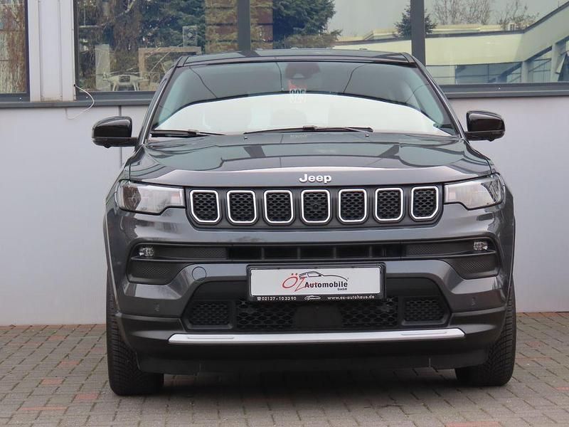 Gebraucht Jeep Compass 131 PS (96 kW) 2024 Grau SUV