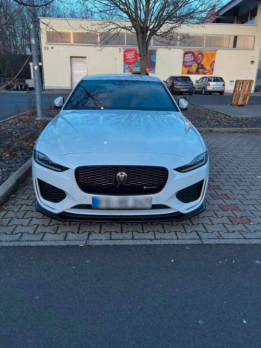 Używany Jaguar XE R-Dynamic 250 KM (183 kW) 2020 Biały Sedan/Limuzyna