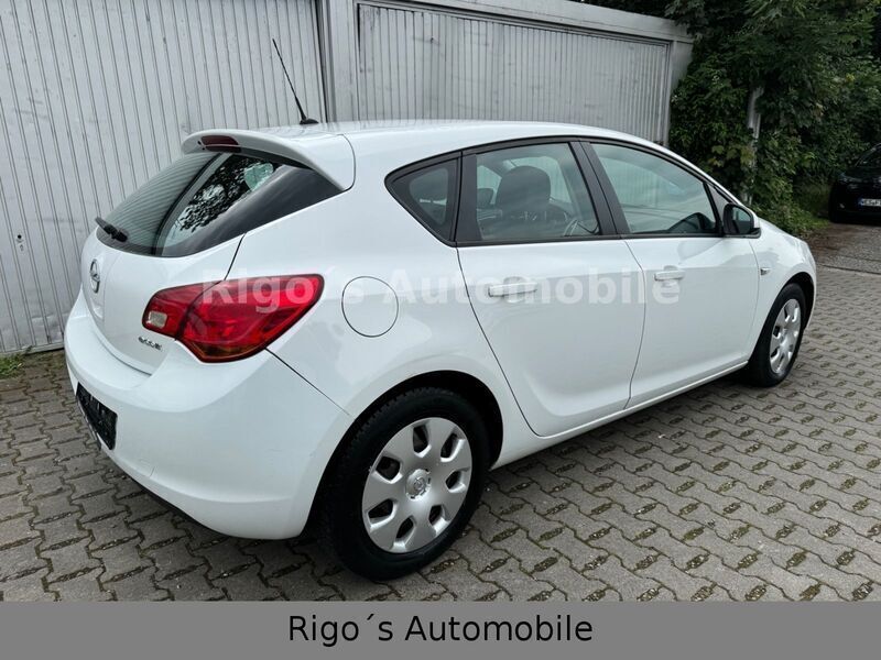 Gebraucht Opel Astra Edition 95 PS (69 kW) 2012 Weiß Limousine