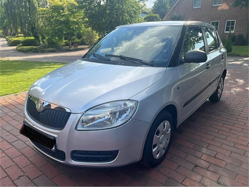 Silber Gebraucht 2009 Skoda Fabia Classic Kleinwagen | 2.750 € (Fairer Preis) - Bild 1/4