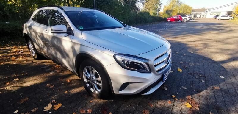 Grau Gebraucht 2014 Mercedes GLA220 SUV | 20.500 € (Fairer Preis) - Bild 1/4