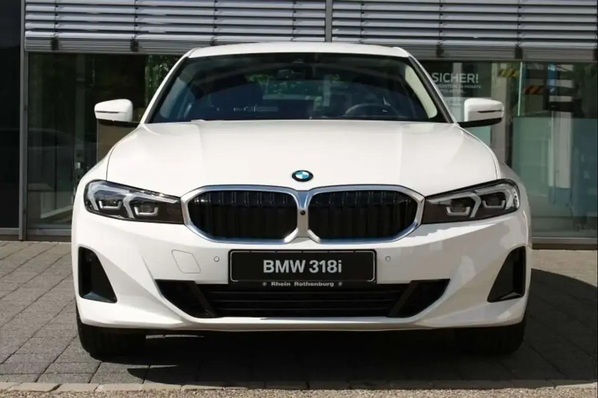 Neu BMW 318 156 PS (114 kW) 2026 Alpinweiß uni Limousine