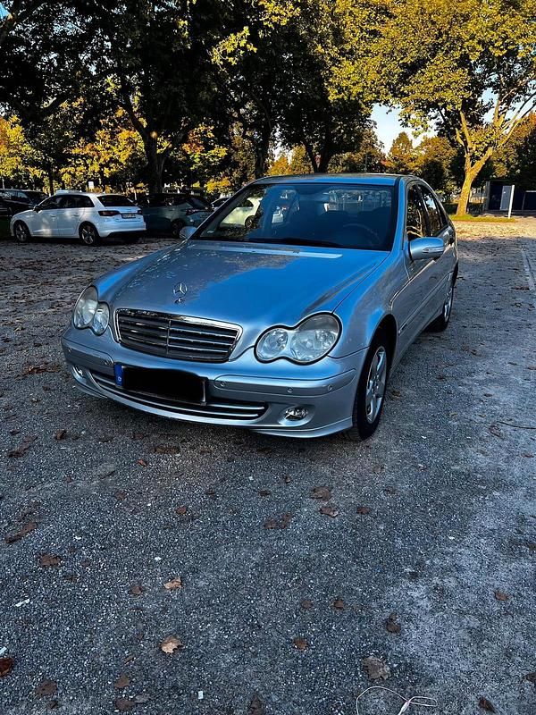 Silber Gebraucht 2005 Mercedes C200 Limousine | 3.100 € (Fairer Preis) - Bild 1/4