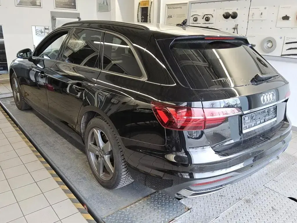 Gebraucht Audi A4 S-Line 204 PS (150 kW) 2023 Brillantschwarz Kombi