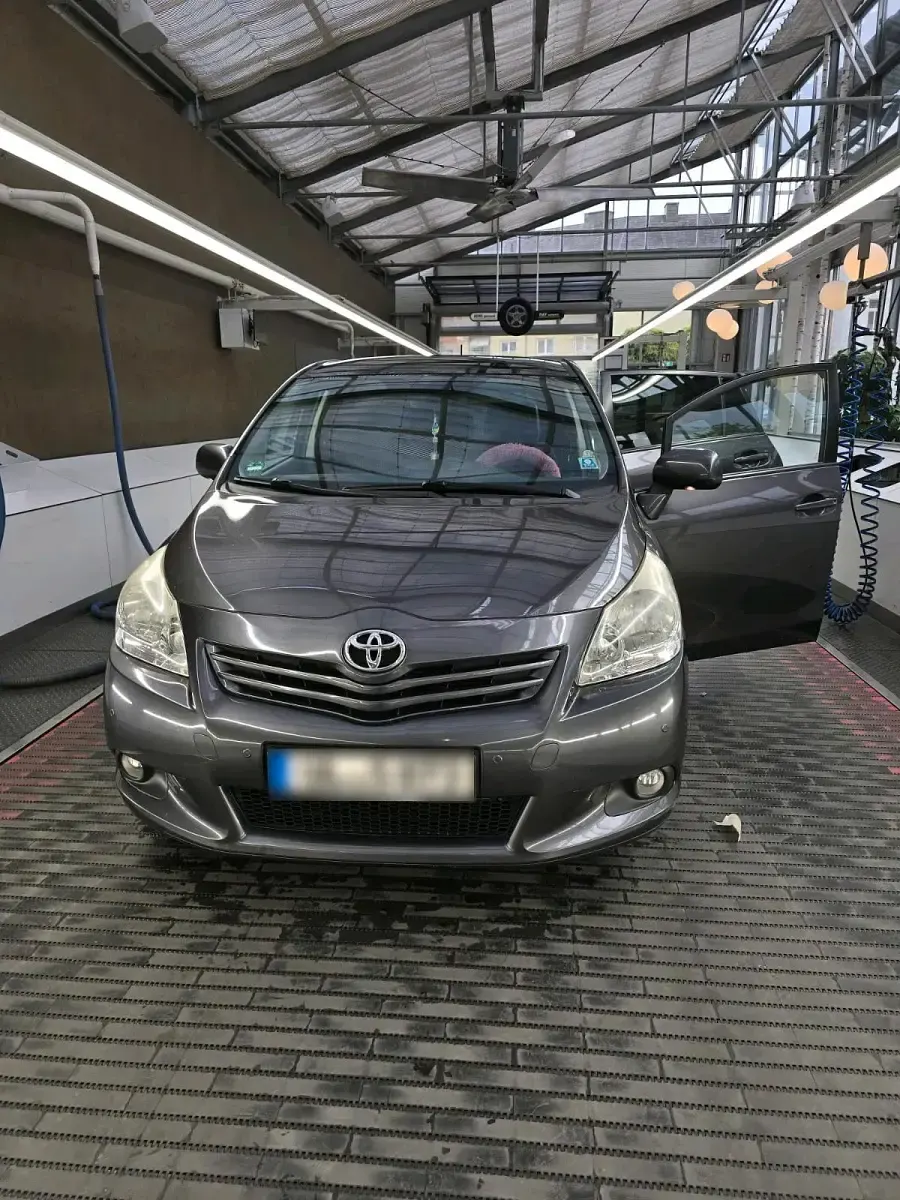 Gebraucht Toyota Verso 147 PS (108 kW) 2011 Grau Van / Kleinbus