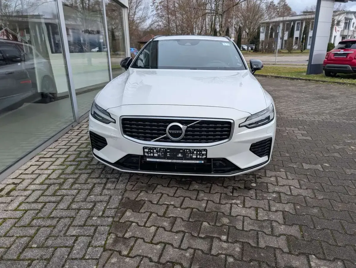 Gebraucht Volvo V60 R-Design 341 PS (250 kW) 2020 Crystal white Kombi