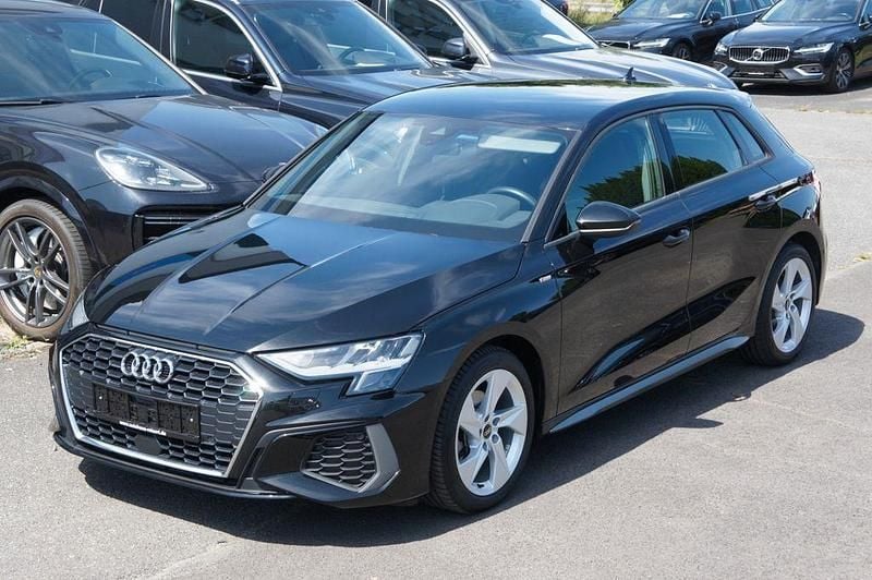 Mythosschwarz Gebraucht 2022 Audi A3 Sportback S-Line Limousine | 26.666 € (Guter Preis) - Bild 1/4